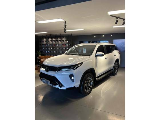 TOYOTA HILUX SW4 2.8 D-4D TURBO DIESEL SRX PLATINUM 7L 4X4 AUTOMÁTICO